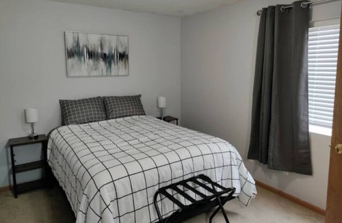 Davenport Condo | Cozy 2bd condo with Fireplace in Davenport, IA