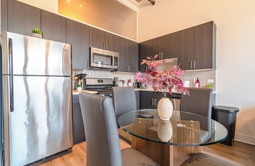 Near South Side Apartment | Cozy 2BR Chicago Skyline Views Near Museum Campus & McCormick Place