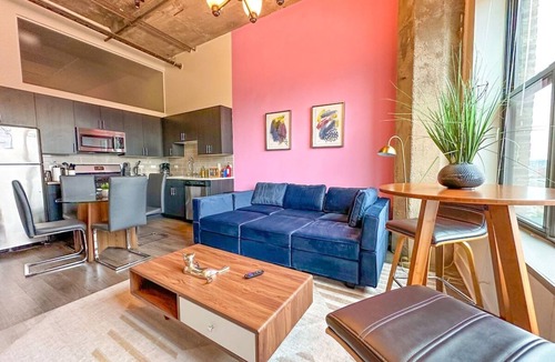 Near South Side Apartment | Cozy 2BR Chicago Skyline Views Near Museum Campus & McCormick Place