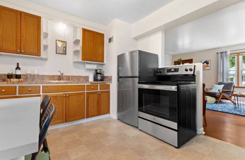 Wauwatosa House | Cozy 2BR Home – 1 Mile to American Family Field!