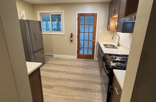 Orland Park House | Cozy 3 bedroom Home Near Shopping, Hospitals, Forests & More