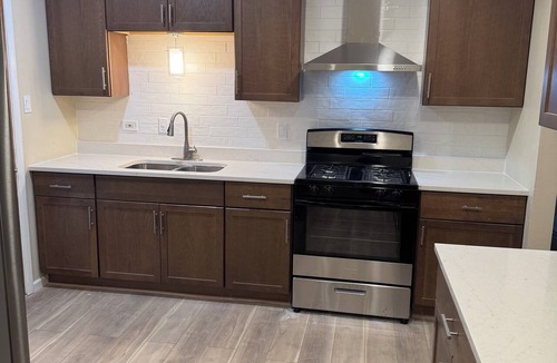 Orland Park House | Cozy 3 bedroom Home Near Shopping, Hospitals, Forests & More