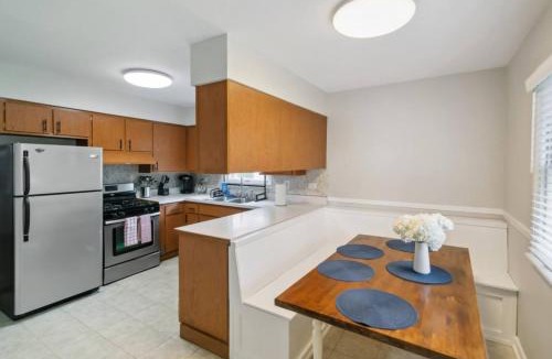 Libertyville House | Cozy 3 bedroom in DT Libertyville Near Naval Base