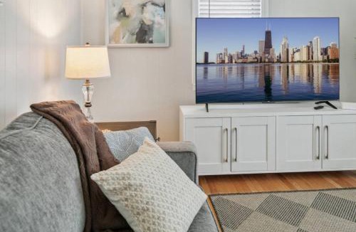 Libertyville House | Cozy 3 bedroom in DT Libertyville Near Naval Base