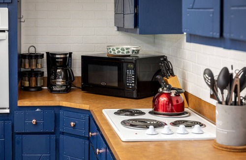 Frankfort House | Cozy 3BR w/Grill + Yard Games | Walk to Downtown + Lake MI
