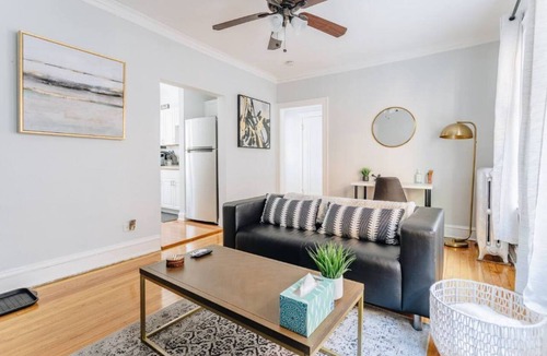 Ravenswood Apartment | Cozy and Intimate 1BR in Lively Lincoln Square