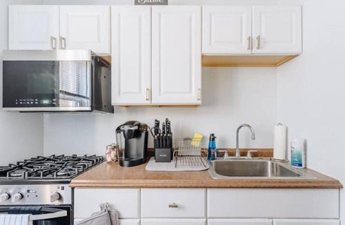 Ravenswood Apartment | Cozy and Intimate 1BR in Lively Lincoln Square