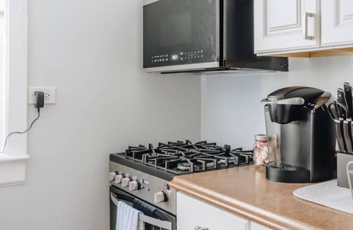 Ravenswood Apartment | Cozy and Intimate 1BR in Lively Lincoln Square
