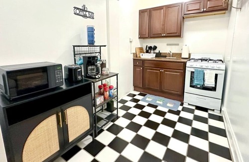 Oak Park Apartment | Cozy and Stylish Oak Park Apartment - Easy Access to Chicago and Airport