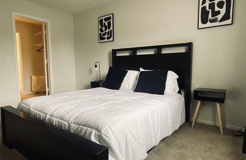 Glen Ellyn Apartment | Cozy Apartment Mins from OakBrook mall, restaurants and attractions.