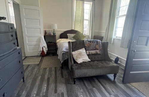 Davenport Apartment | Cozy apartment with WiFi and AC in fantastic Davenport, great location!