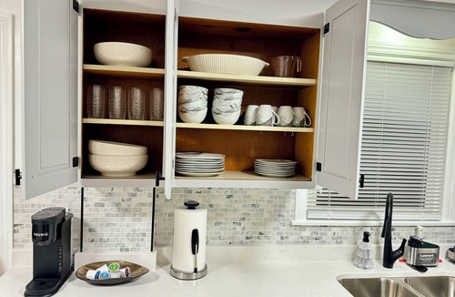 Skokie House | Cozy cape cod - Feels like home Skokie with WiFi and AC