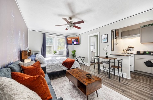 Oak Park Apartment | Cozy Extended Stay: King Bed/Fully Equipped/Train