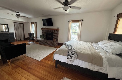 Washburn House | Cozy Farmhouse Getaway 10 min from Lost Island and Casino