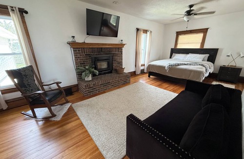 Washburn House | Cozy Farmhouse Getaway 10 min from Lost Island and Casino