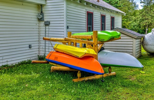 Phelps Cabin | Cozy lakefront cabin with kayaks, community pier, WiFi & quiet location