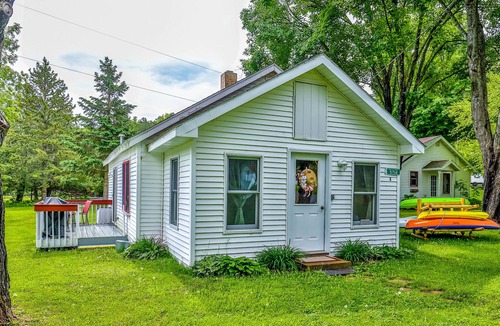 Phelps Cabin | Cozy lakefront cabin with kayaks, community pier, WiFi & quiet location