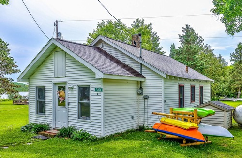 Phelps Cabin | Cozy lakefront cabin with kayaks, community pier, WiFi & quiet location