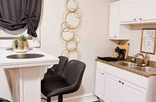 Marquette Apartment | Cozy Modern Apartment w/Parking – Close to Downtown