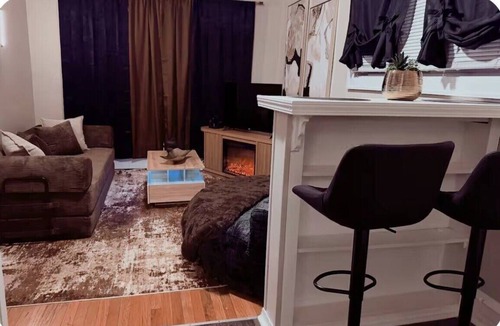 Marquette Apartment | Cozy Modern Apartment w/Parking – Close to Downtown