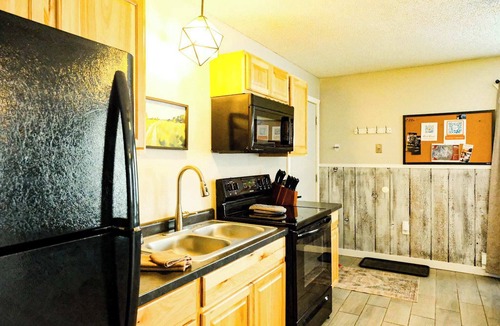 Bessemer House | Cozy Mountain View Condo at Powderhorn Mountain