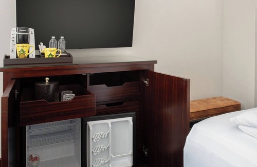 Downtown Chicago Hotel | Cozy Room w/Historic Charm & Modern Amenities in Heart of Chicago