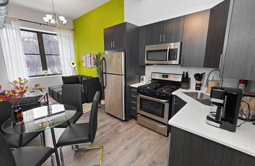 Near South Side Hotel | Cozy smoking Suite Downtown McCormick Lakefront