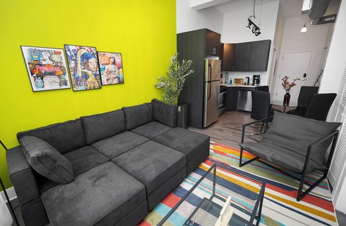 Near South Side Hotel | Cozy smoking Suite Downtown McCormick Lakefront