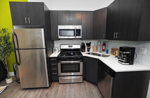 Near South Side Hotel | Cozy smoking Suite Downtown McCormick Lakefront