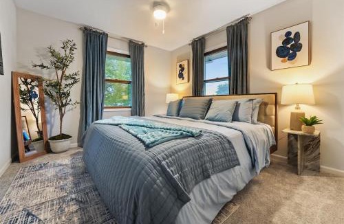 Fox Valley House | Cozy Spacious Retreat Games Groups Pets Allowed