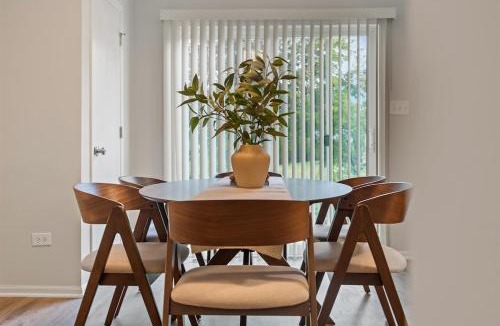 Fox Valley House | Cozy Spacious Retreat Games Groups Pets Allowed