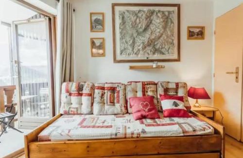 Saint-Nicolas-de-Veroce Apartment | Cozy studio with balcony and Mont Blanc view