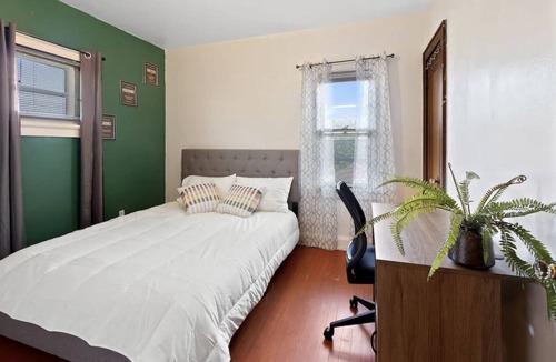 Milwaukee Apartment | Cozy Sunset Height 2 BR- In the Heart of MKE