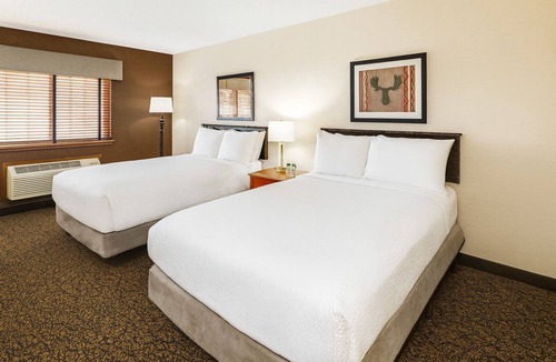 Peoria Hotel | Cozy Up with Riverside Sunsets & Award-Winning Service | 3 Units