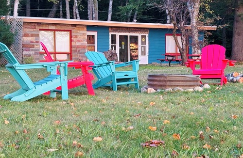 Carp Lake House | Cozy Waterfront 4-bedroom Cottage. Best Sunsets! 10 mins South of Mackinaw City!