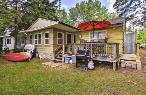 Wautoma Cottage | Cozy Wautoma Home w/Boats & Dock on Bughs Lake!