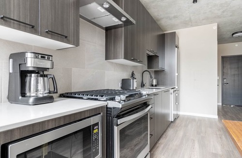 West Loop Apartment | Cozy West Loop Studio w/Pool, Gym, nr. Restaurant Row, by Blueground