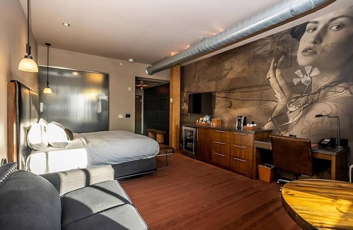 Fifth Ward Hotel | Cream Studio at The Iron Horse Hotel, Pets Allowed | Discovery World –1.6 miles