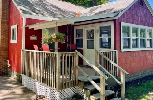 Whitehall House | Creekside Bungalow in Whitehall