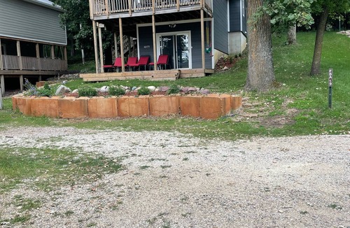 Spirit Lake Cottage | Cute 2/2 Cottage for rent across from the lake