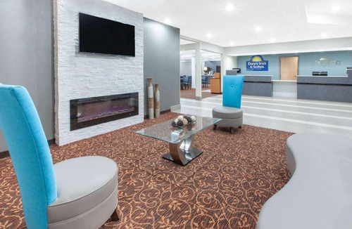 Grand Rapids Hotel | Days Inn & Suites by Wyndham Grand Rapids Near Downtown