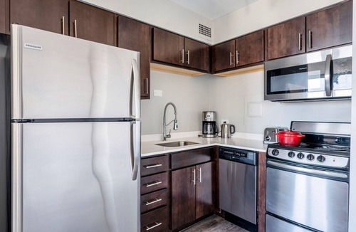 Edgewater Beach Apartment | Deluxe Edgewater 1BR w/Gym, Deck & Lounge, nr L, by Blueground