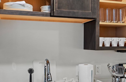 Westown Apartment | Designer Luxe 1BR in Historic West Town/Fast WI-FI