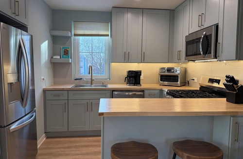 Ravenswood House | Detached, private, spacious, free garage, fast wifi, 5min to metra in Ravenswood