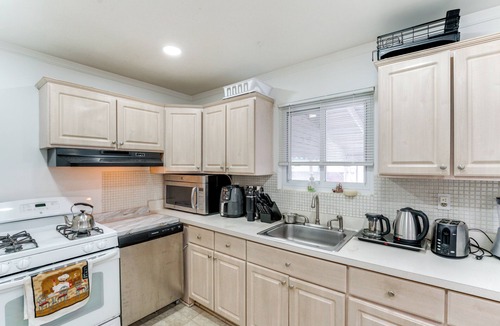 Warren House | Detroit Getaway: 8 MI to Zoo:, Fire Pit, Games