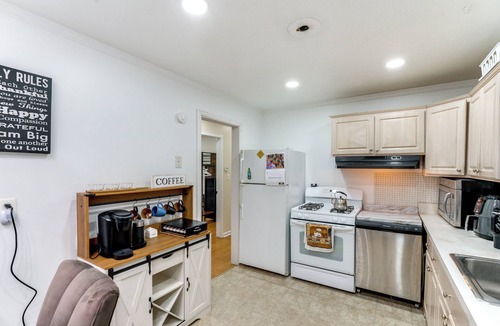 Warren House | Detroit Getaway: 8 MI to Zoo:, Fire Pit, Games