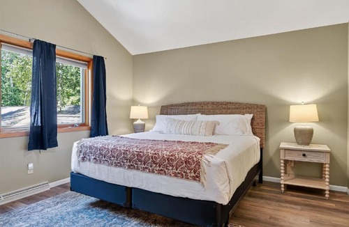 Sturgeon Bay House | Dog Friendly Home in Sturgeon Bay with fire pit