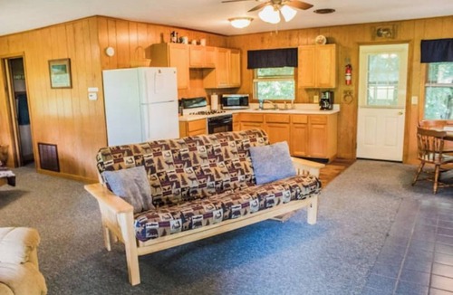 Triumph Cabin | Dog Friendly Winnebago Cabin near Starved Rock w/whirlpool tub @Kishauwau Cabins