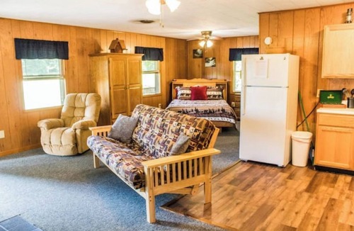 Triumph Cabin | Dog Friendly Winnebago Cabin near Starved Rock w/whirlpool tub @Kishauwau Cabins