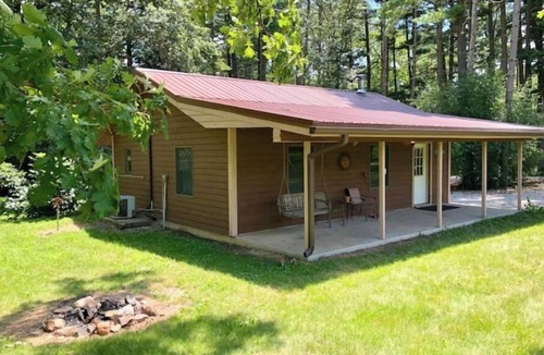 Triumph Cabin | Dog Friendly Winnebago Cabin near Starved Rock w/whirlpool tub @Kishauwau Cabins